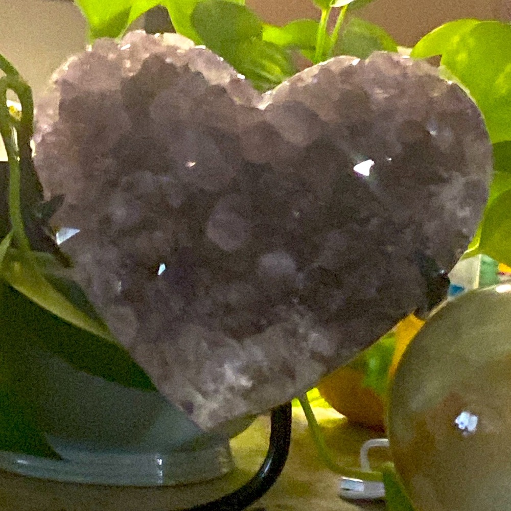 Amethyst beatiful heart on stand. Almost 4 lbs. beatiful and perfect for V-day💜